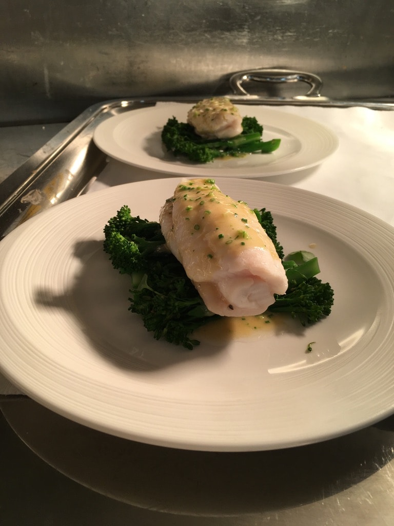 Filetto di pesce con broccoletti e impiattamento elegante