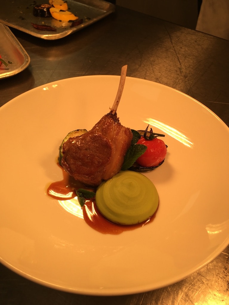 Costoletta di agnello con pomodoro e patate