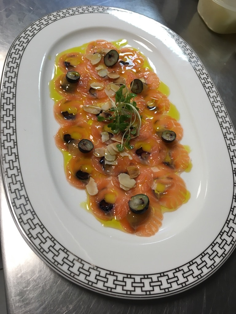 Carpaccio di salmone affumicato con capperi e mandorle
