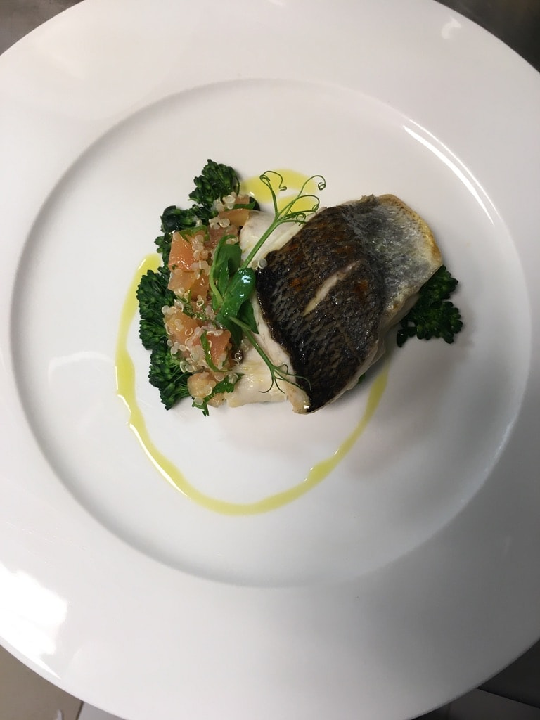 Pesce scottato con cavolo nero e guarnizione al caviale
