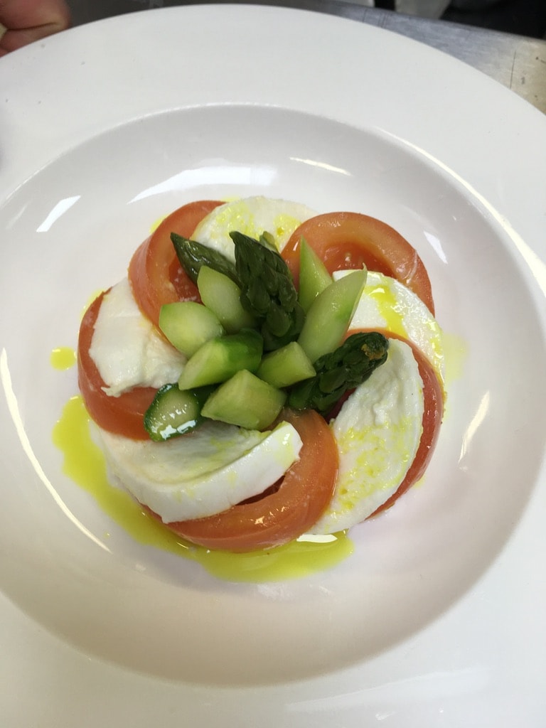 Insalata caprese con mozzarella, pomodoro e asparagi