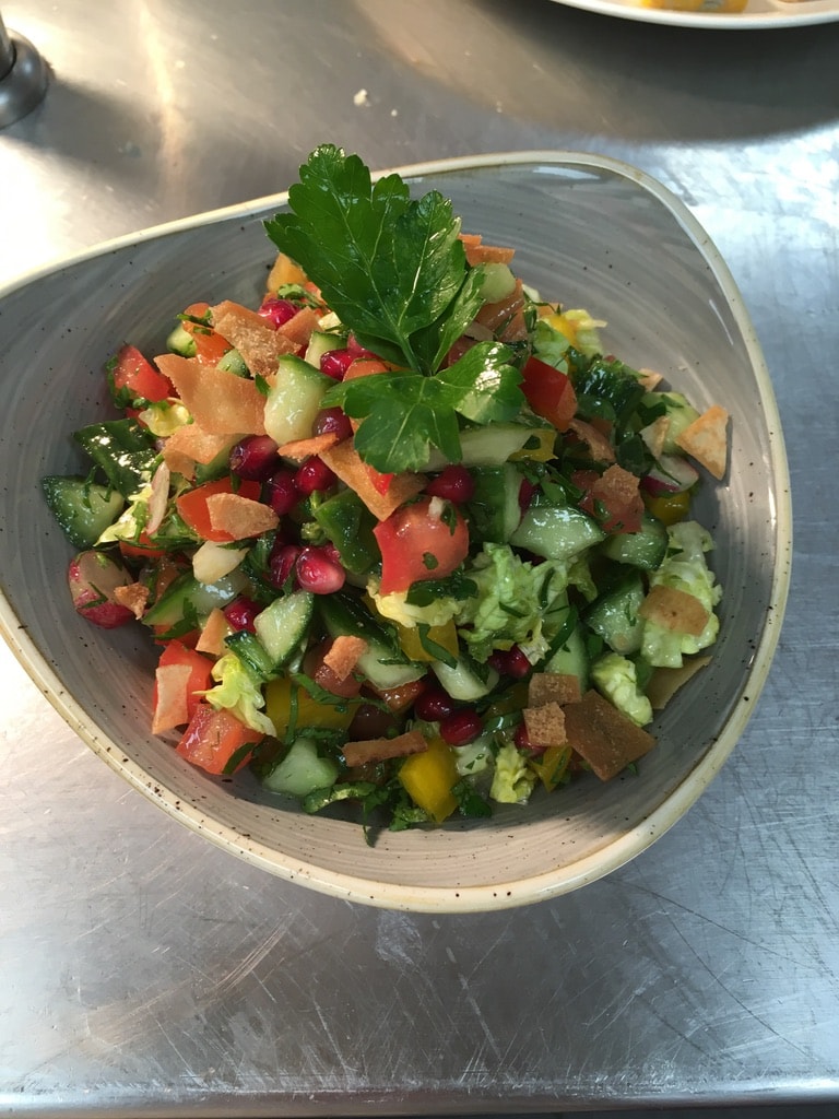Insalata colorata con verdure croccanti e crostini