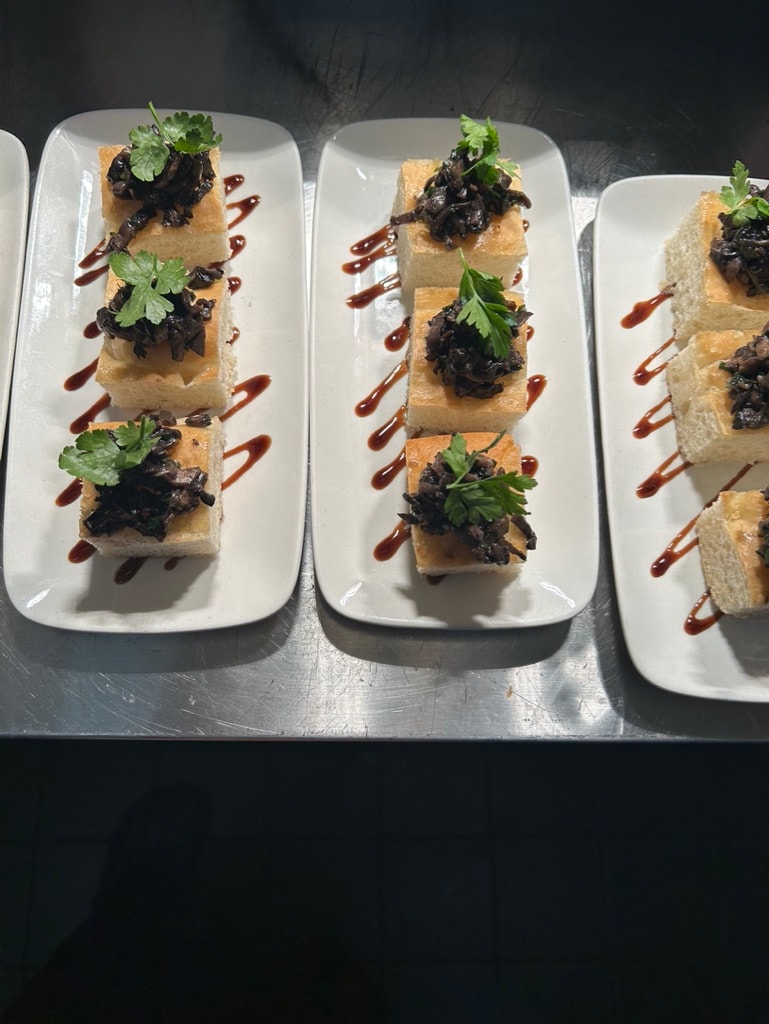 Crostini gourmet con funghi e guarnizioni