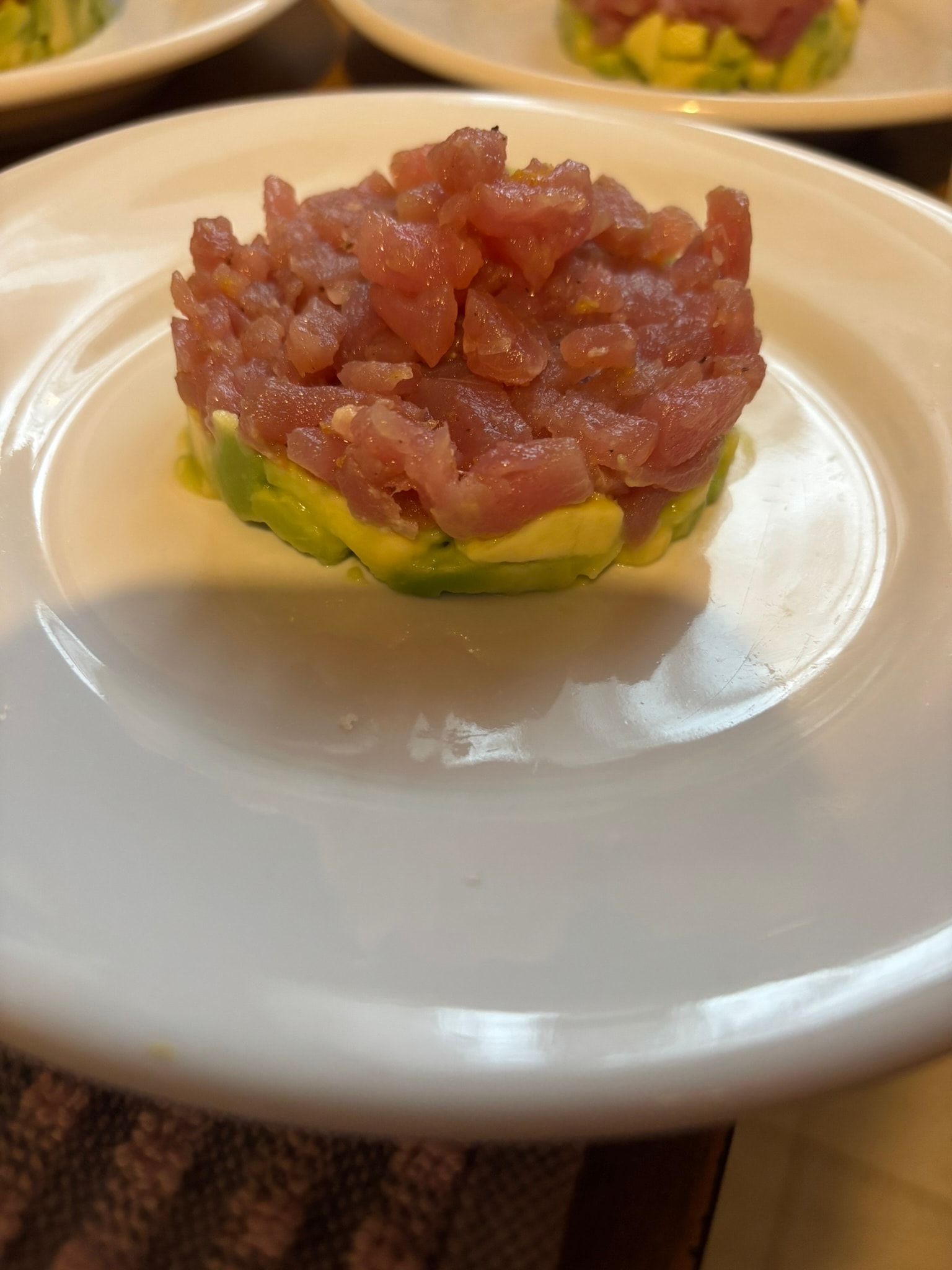Tartare di tonno crudo su base di avocado