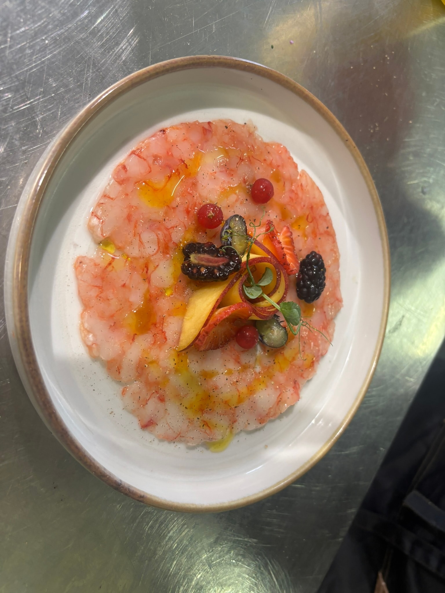 Carpaccio di salmone con frutti di bosco e guarnizioni
