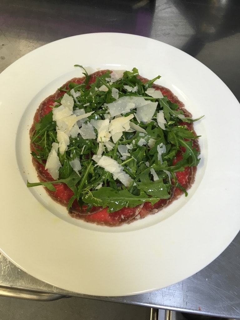 Carpaccio di manzo con rucola e parmigiano