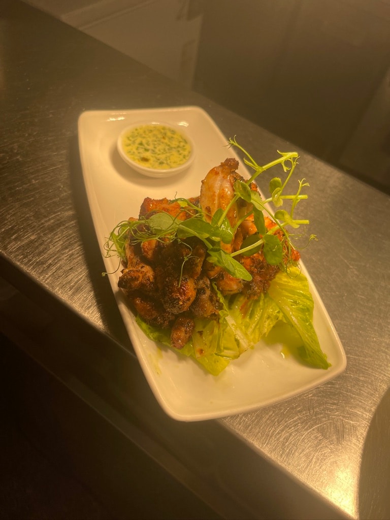 Spiedini di carne grigliati con microgreens e salsa