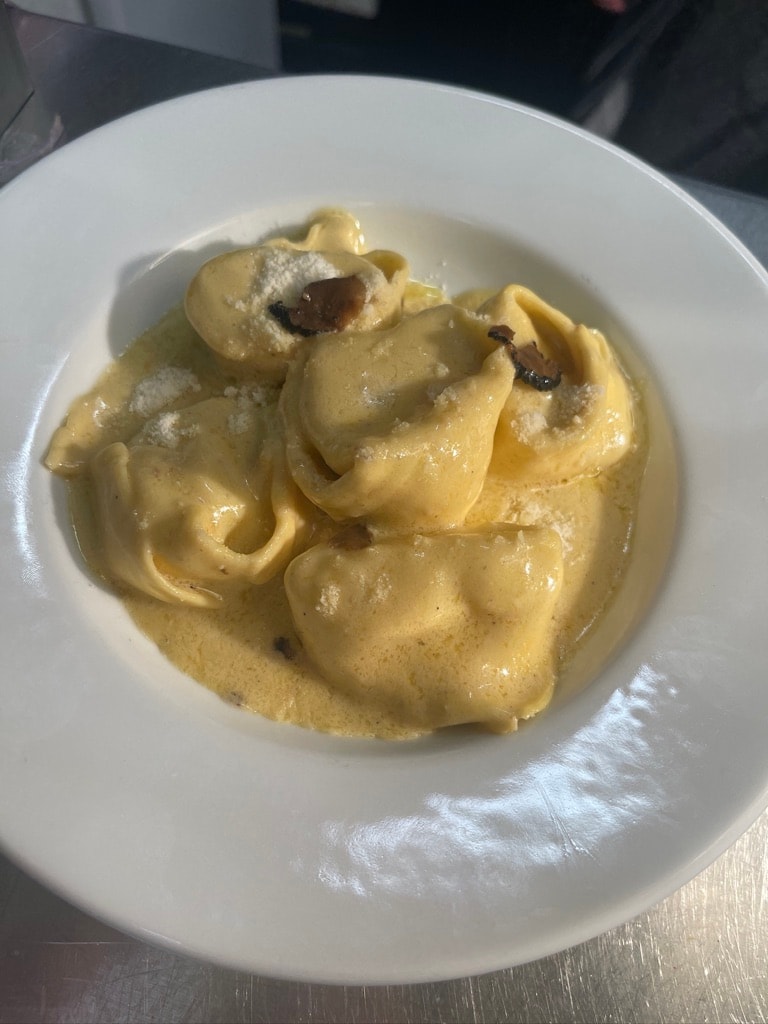 Tortellini con salsa alla crema e tartufo