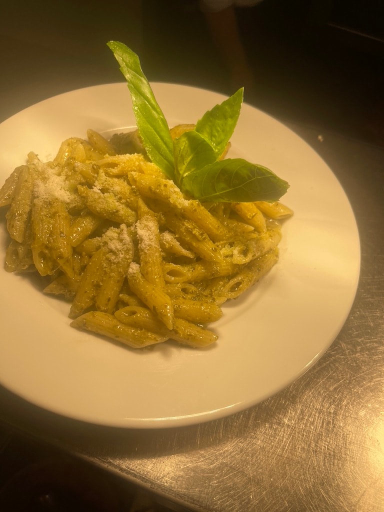 Pasta al pesto con basilico fresco